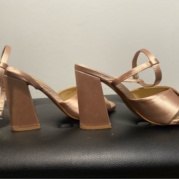 Elegant champagne Heels - Picture 1 of 4